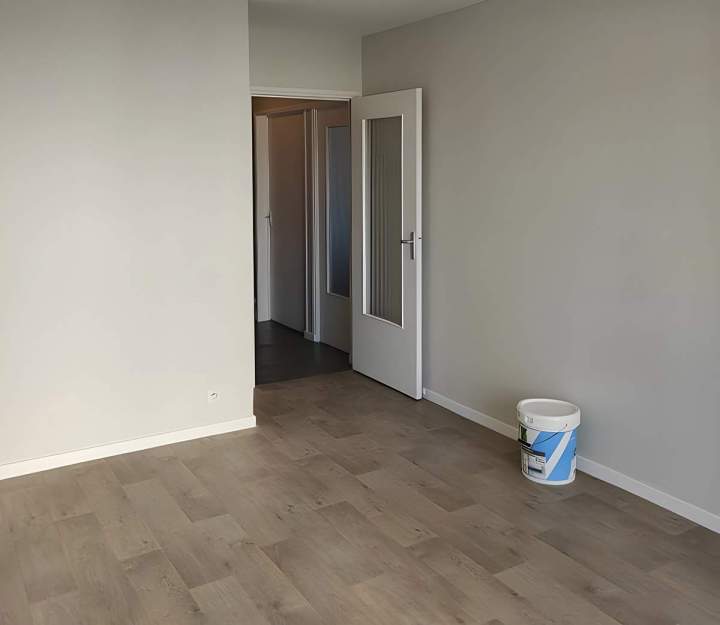 Nous maîtrisons la pose de sols flottants, stratifiés et PVC.